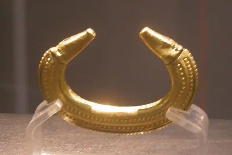Gold bracelet with animal head from Targu Mures (Romania)